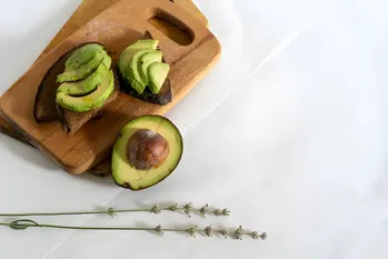 Avocado: bombă sănătoasă sau calorică?