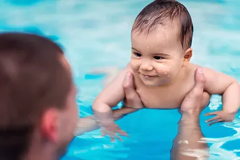 De când poate intra bebelușul tău într-o piscină cu clor?