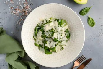 Salata de spanac cu brânză parmezan