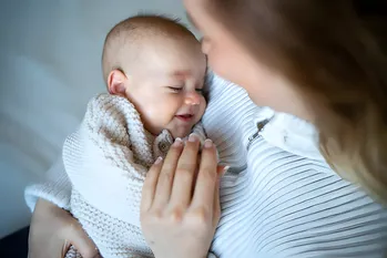 Țineți bebelușul în brațe: de ce unele mame ar prefera să nu o facă